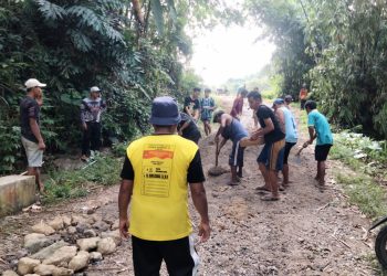 Kades Padabeunghar Pimpin Kerja Bakti Urug Jalan Desa di Kedusunan Cirampo