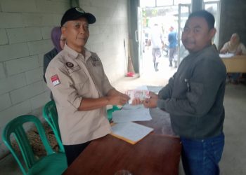 Pemdes Cibatu Salurkan Insentif RT/RW, Kades Ijang Harap Tingkatkan Pelayanan Masyarakat