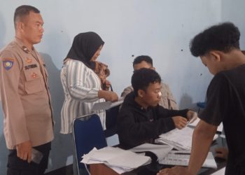 Pemdes Wangunreja Salurkan Bantuan Pangan ke 338 KPM, Bhabinkamtibmas Turun Pantau