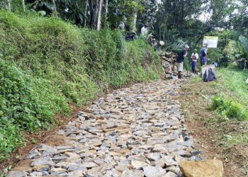 Pemdes Cisitu Mulai Kerjakan Pengerasan Jalan di Kampung Pajaratan