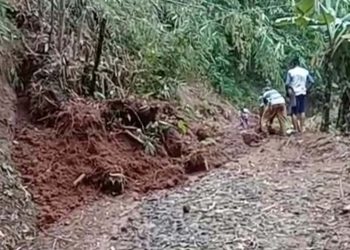 Warga Nangela Gotong Royong Buka Akses Jalan Desa Akibat Tertutup Longsor