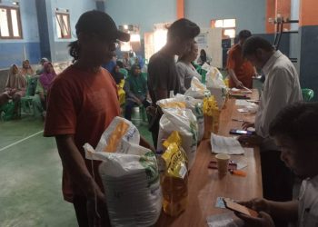 Pemdes Parakanlima Salurkan Bansos Beras dan Minyak Goreng kepada 519 KPM