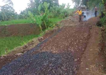 Pemdes Wangunreja Realisasikan Pengaspalan Jalan Desa dari Banprov Jabar 2025