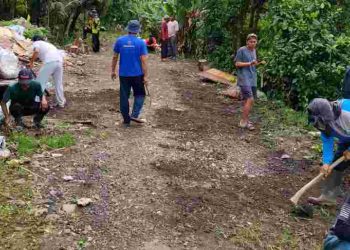 Gotong Royong Warga Cijolang Bersihkan Jalan Desa Lintas Parakanlima–Pangantolan