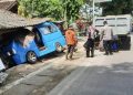 Sopir Ngantuk, Angkot Seruduk Rumah di Cikembar